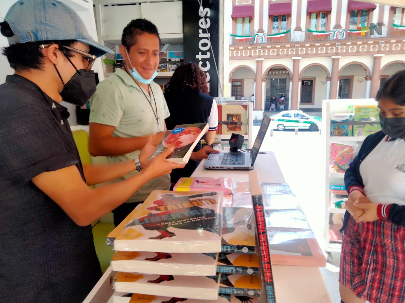 Concluye visita del Librobús en Xalapa