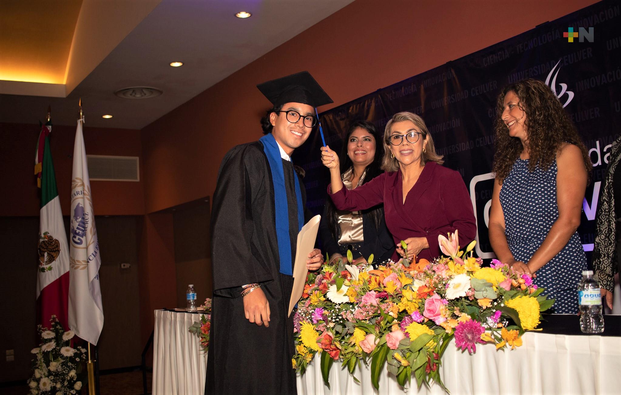 Egresan nuevos profesionistas de nueve carreras universitarias, en Ceulver