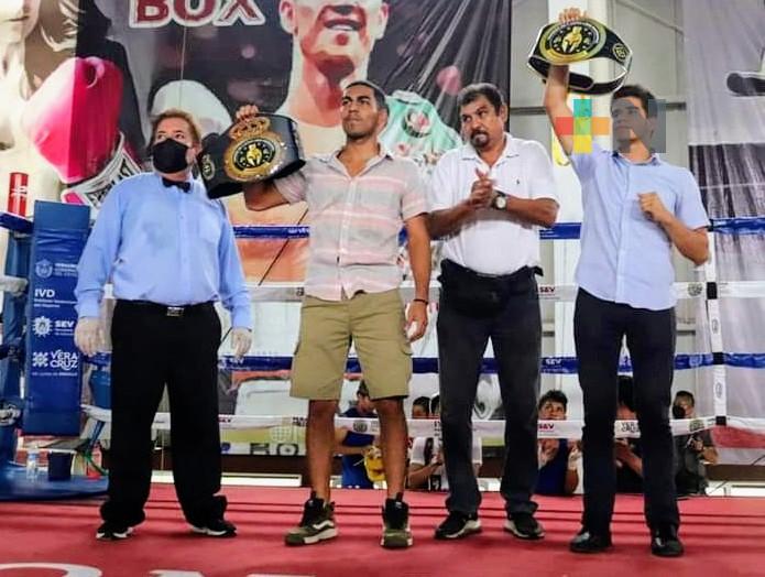 Peleadores de Coatza debutaron en el boxeo profesional