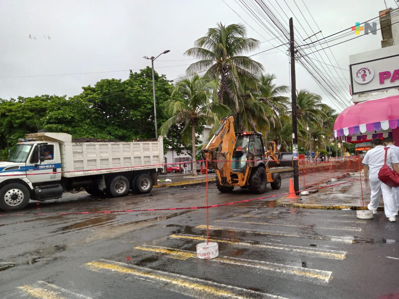 Caos vial por obra de mantenimiento en zona transitada de Veracruz puerto