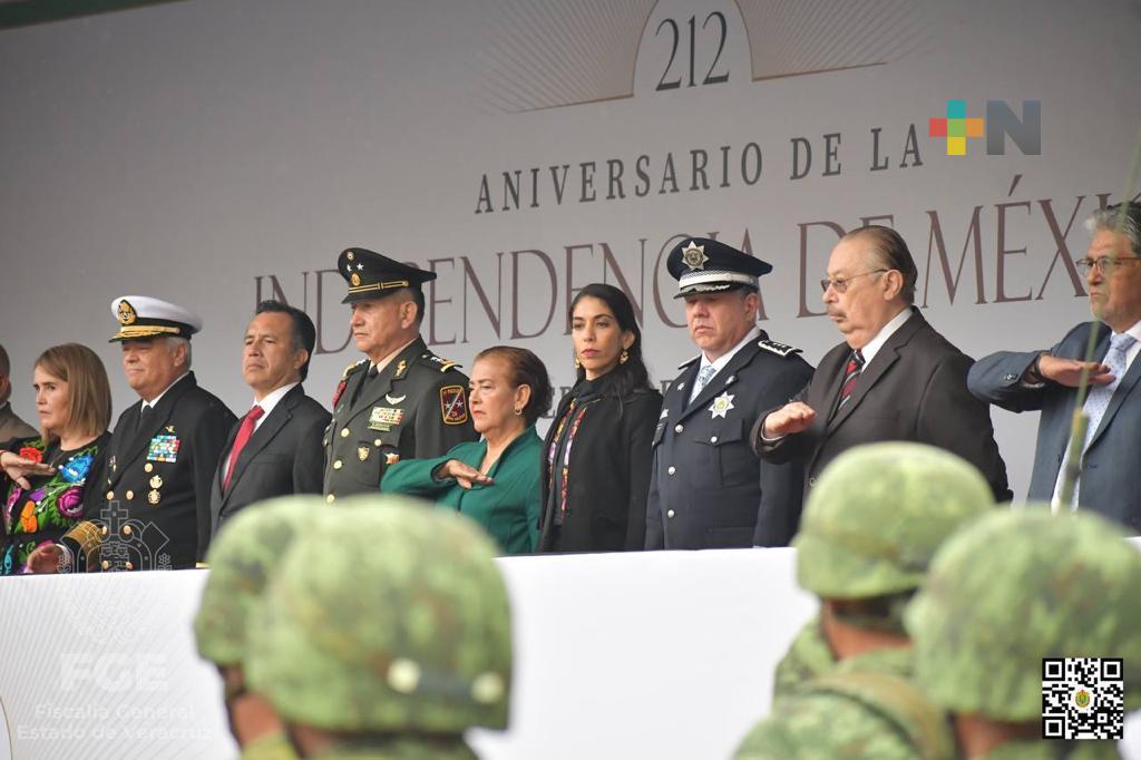Acude Fiscal General al desfile cívico militar conmemorativo a la Independencia