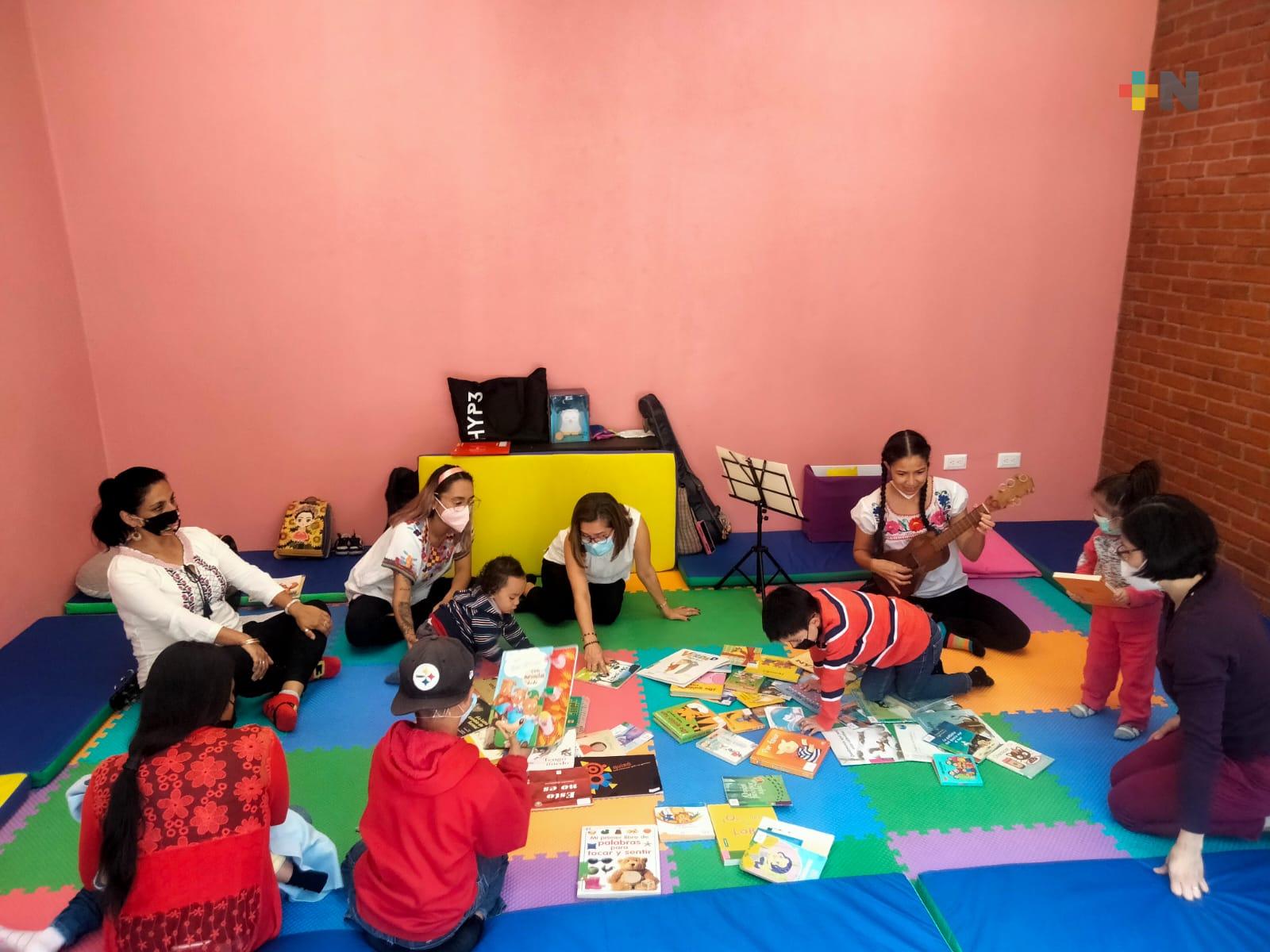 Regazos Literarios llegan a colonias de vulnerables de Xalapa