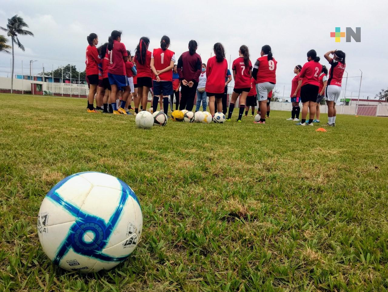 Coatza busca avanzar en futbol femenil a estatal de Juegos Populares 2022