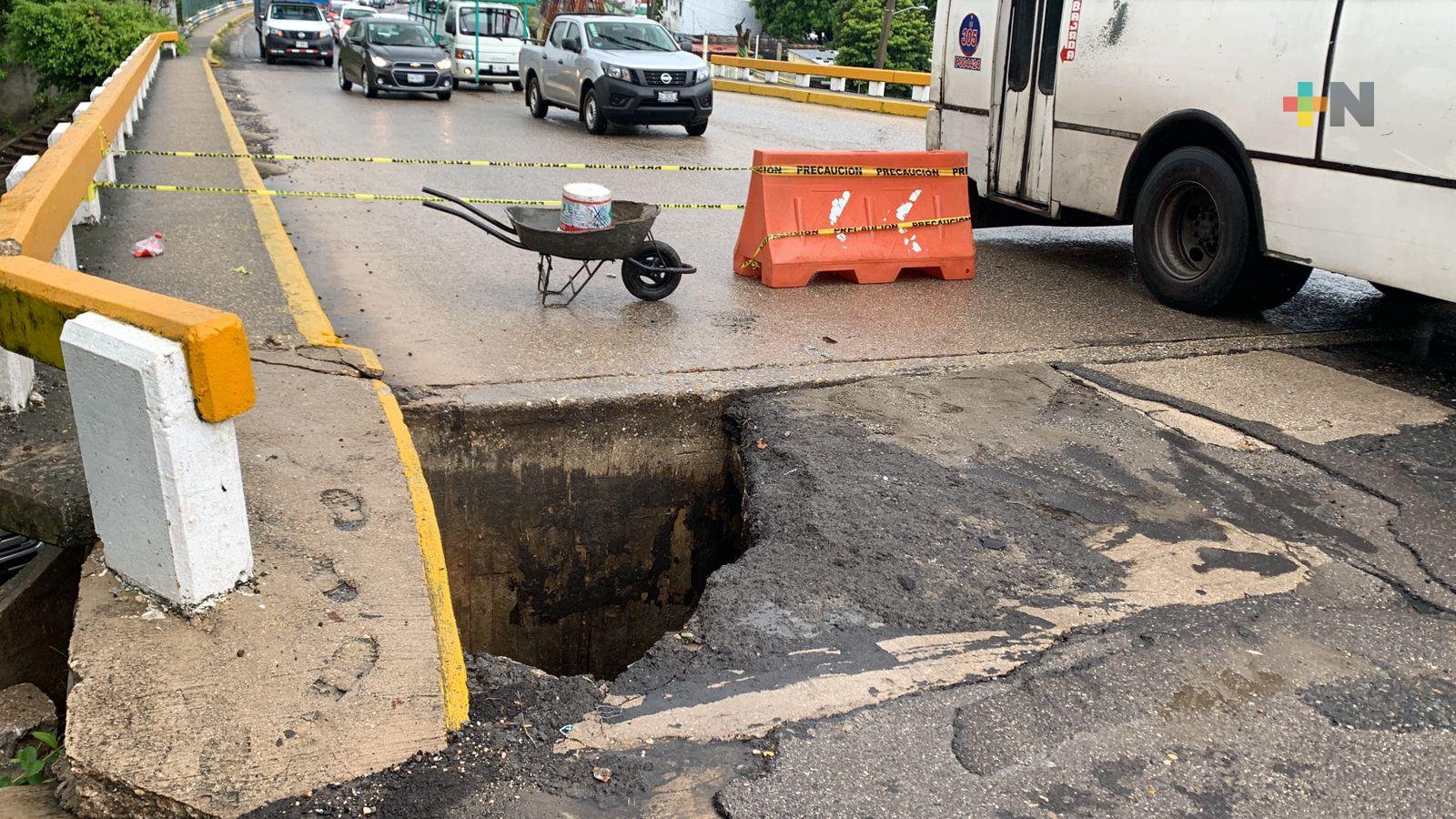 Lluvias abren de nueva cuenta socavón en Coatzacoalcos; se trabaja para evitar riesgos