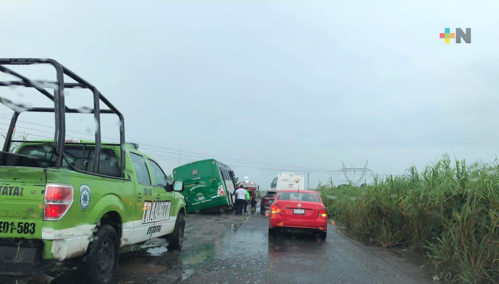 Socavón en carretera Coatzacoalcos-Minatitlán puso en riesgo a un autobús