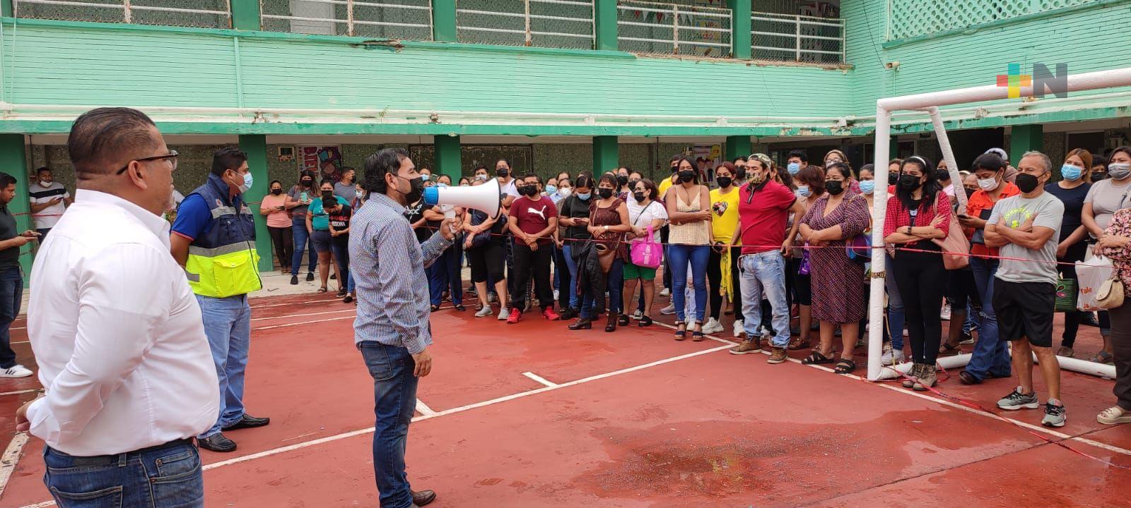 Socavón en escuela moviliza a padres y Protección Civil de Coatza