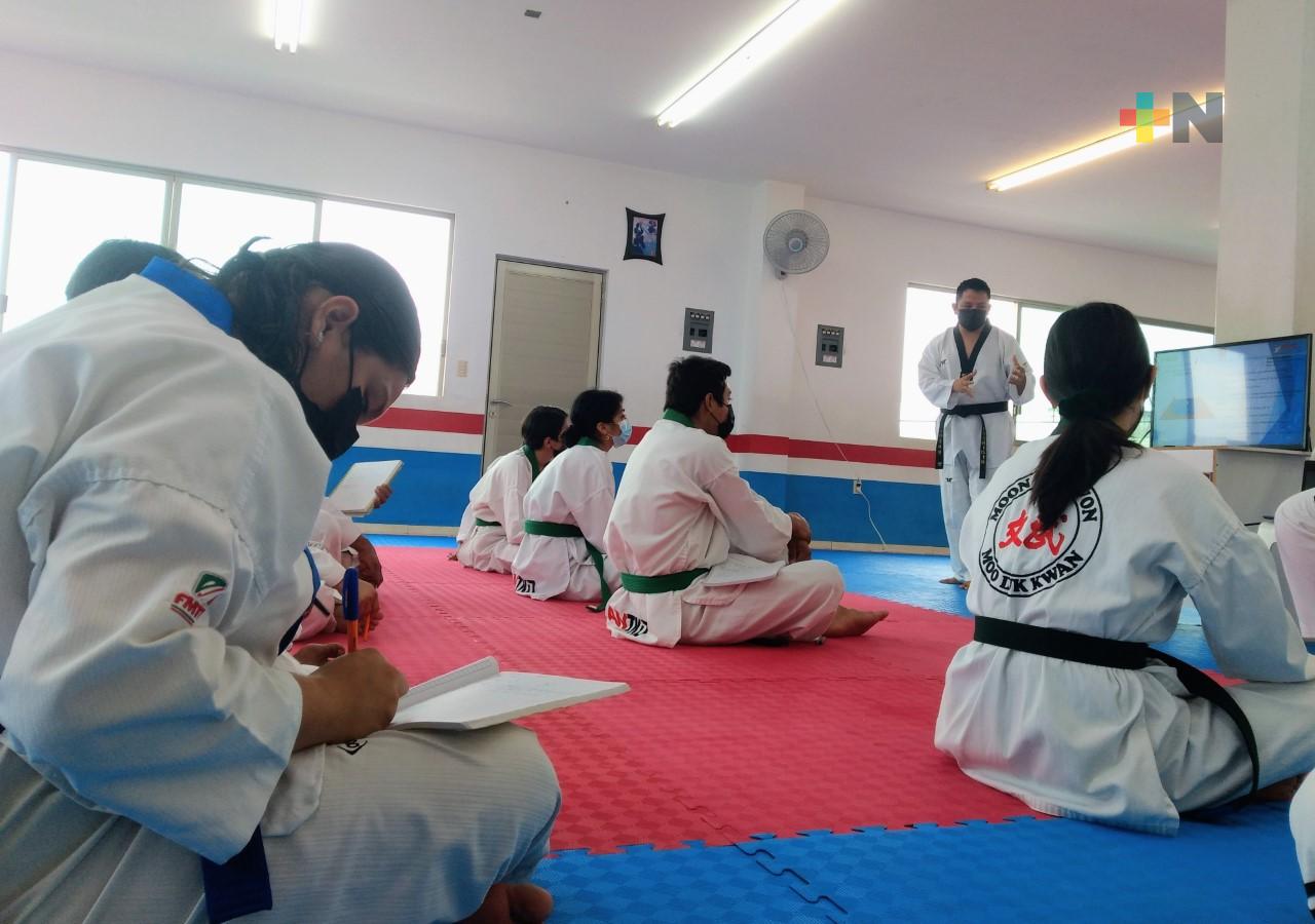 Enseñan nuevas reglas de taekwondo en seminario impartido en Coatza