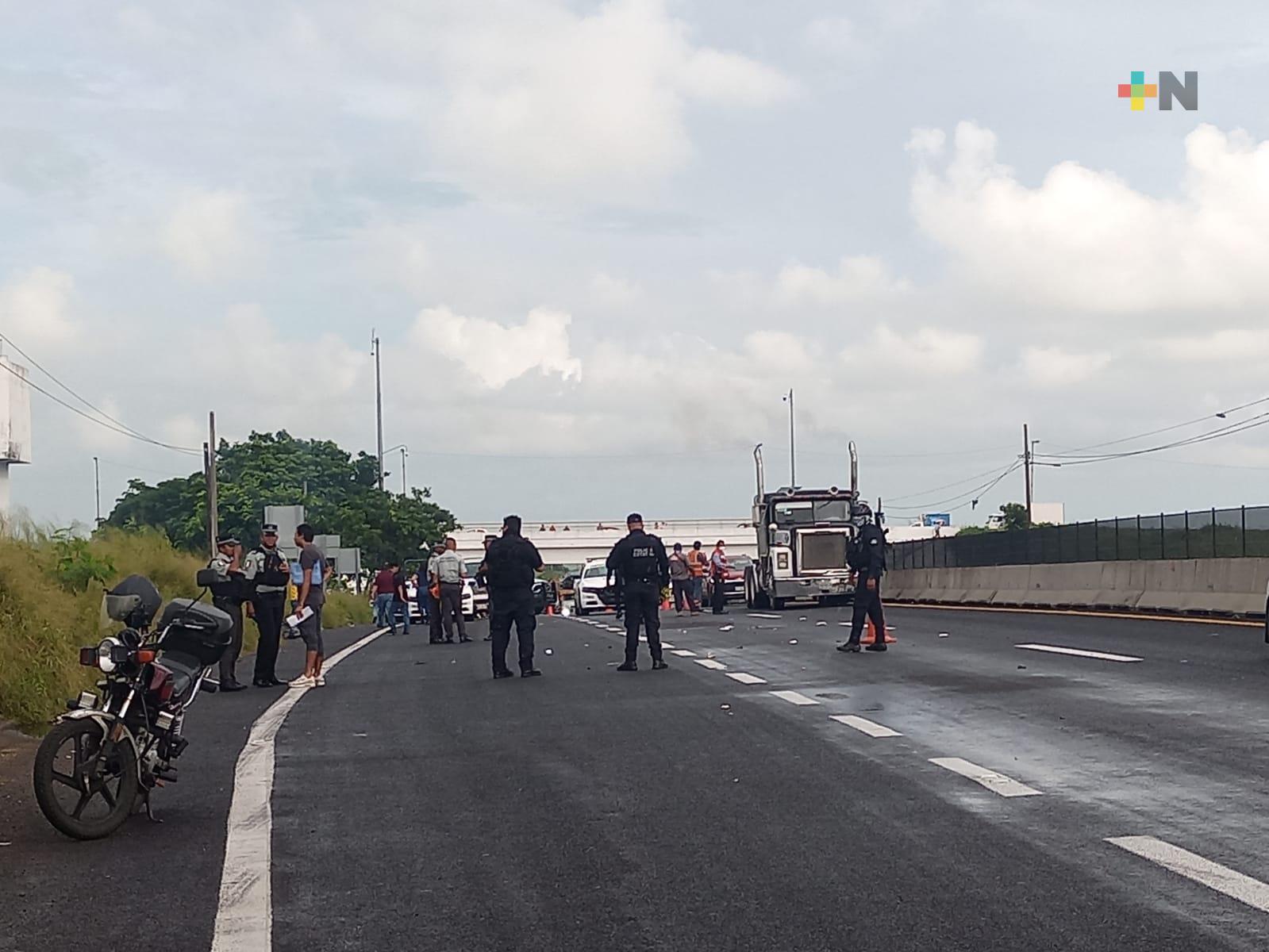 Tráiler embiste a motocicleta, fallecen padre e hija de 6 años