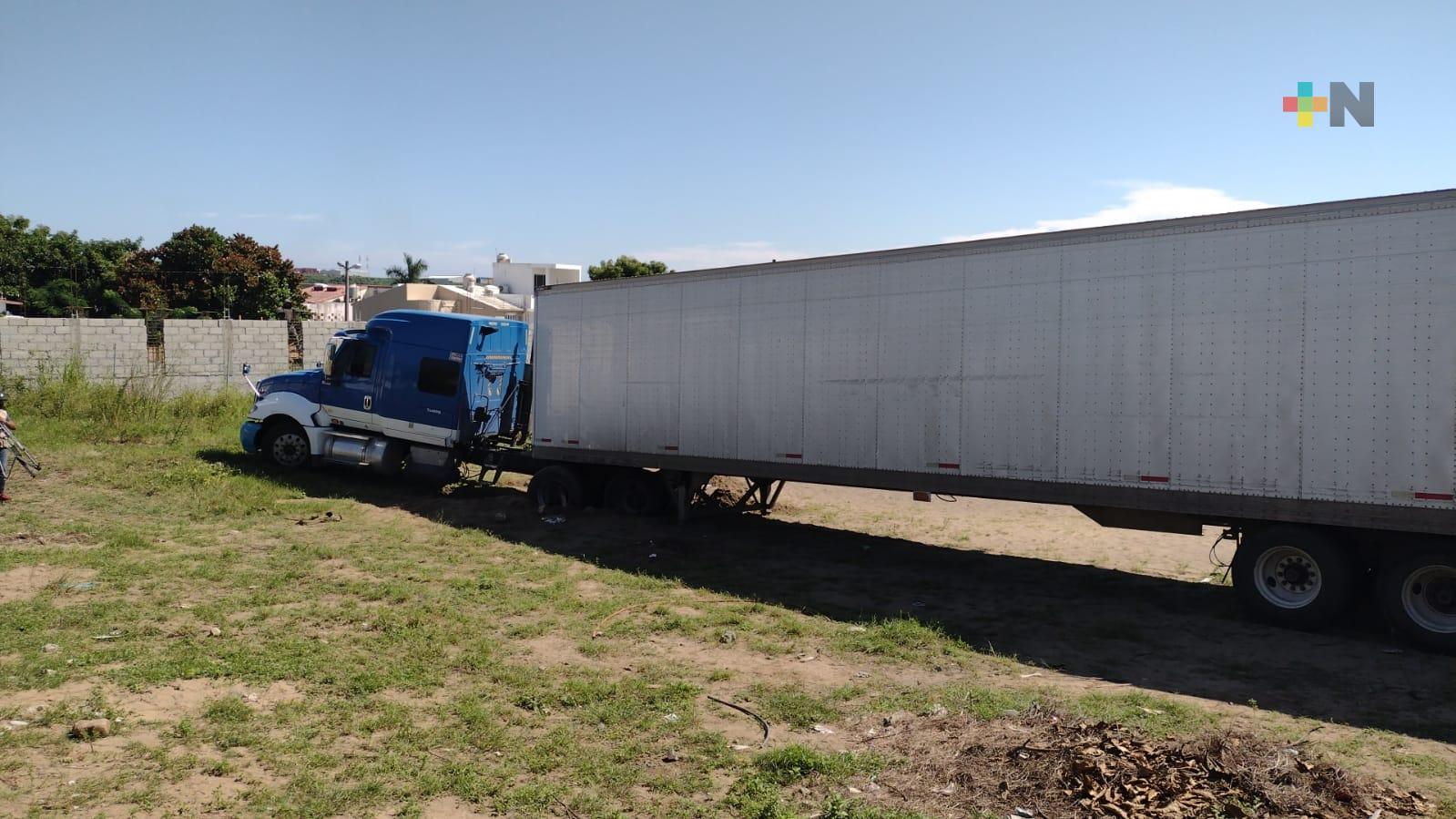 Piden mover tráiler de primaria de Veracruz, directora autorizó su permanencia
