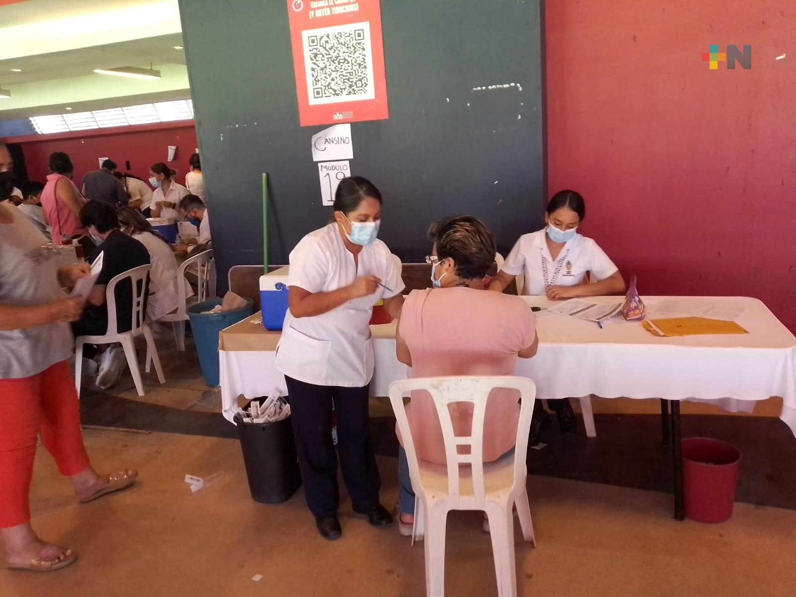 Padres de infantes también aprovechan a vacunarse contra Covid