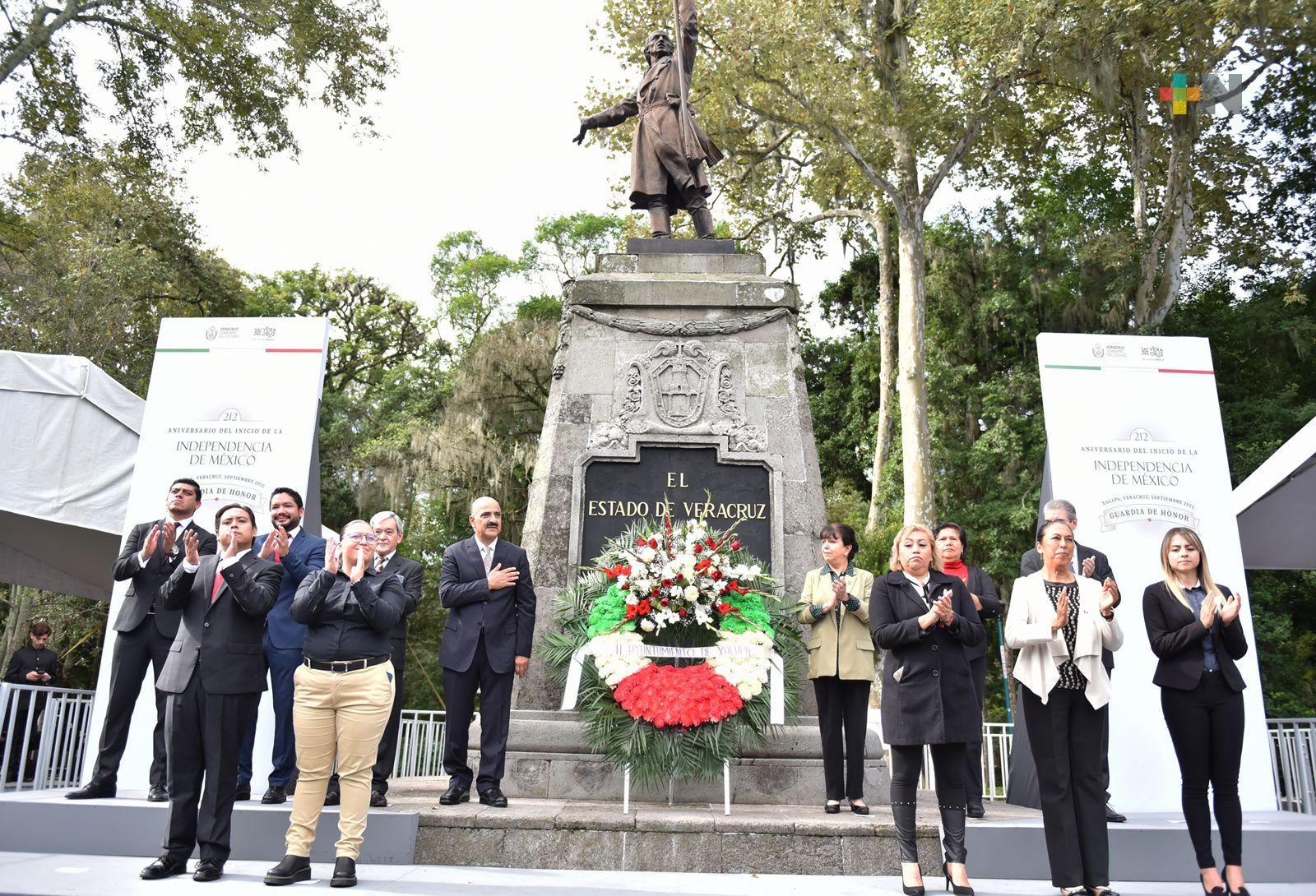 Realiza Ayuntamiento guardia de honor en monumento de Miguel Hidalgo y Costilla