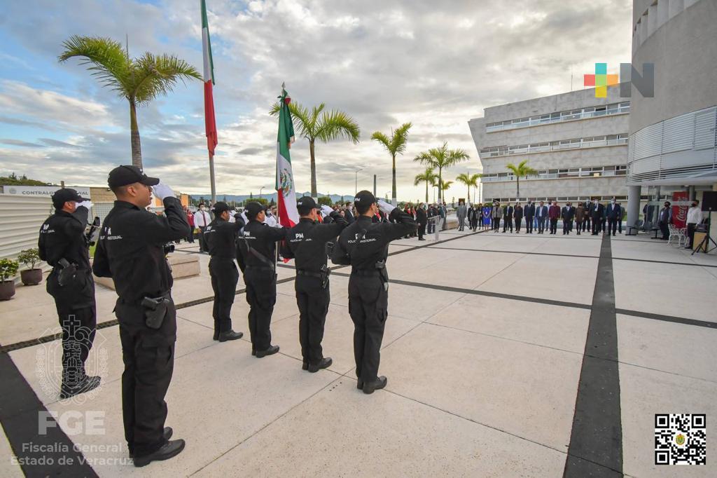 Fiscalía de Investigaciones Ministeriales realiza honores a la bandera en FGE