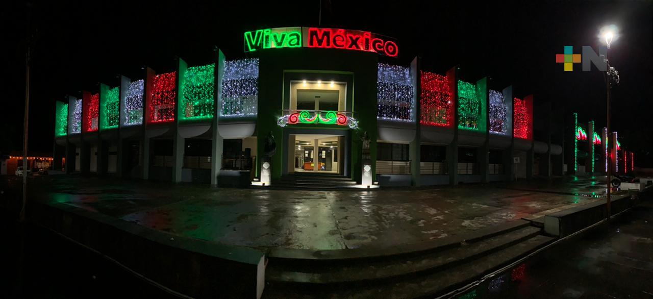 Decoran con motivos patrios palacio municipal de Tezonapa