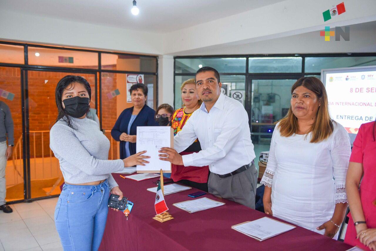 Entrega Ayuntamiento certificados de alfabetización