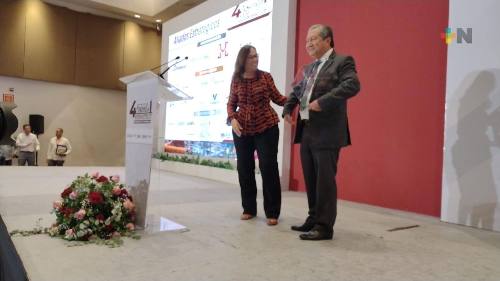 Reconoce Rocío Nahle a subdirector de producción de petrolíferos por 38 años de servicio