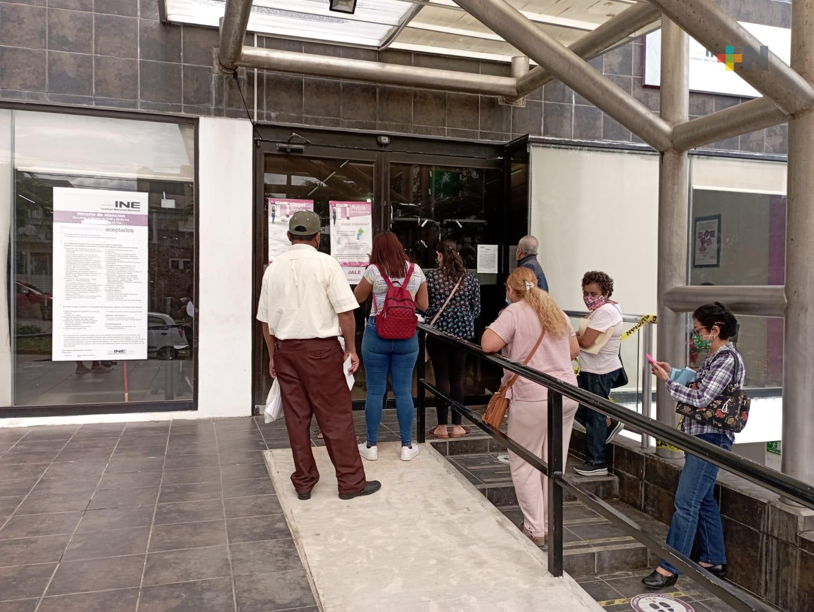 Mantiene INE servicios en módulo itinerante en Coatza