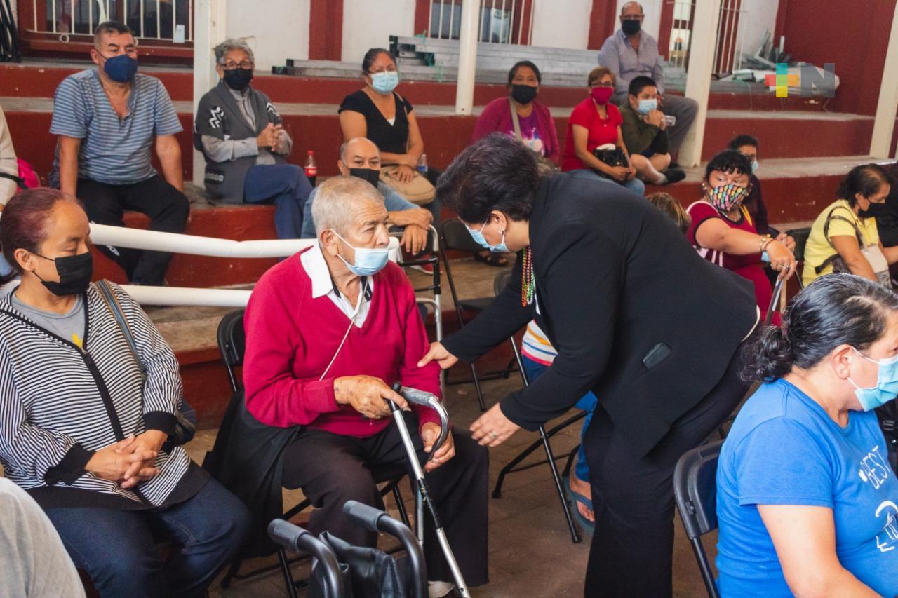 Entrega Ayuntamiento de Xalapa apoyos a personas con discapacidad