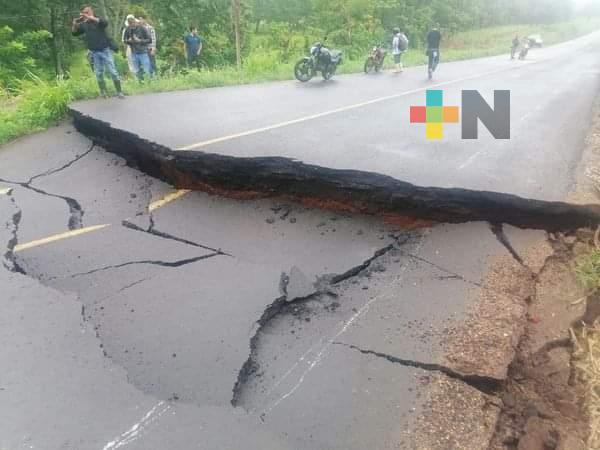Ciudadanos reportan afectaciones en tramo de carretera federal 180 Acayucan-Catemaco