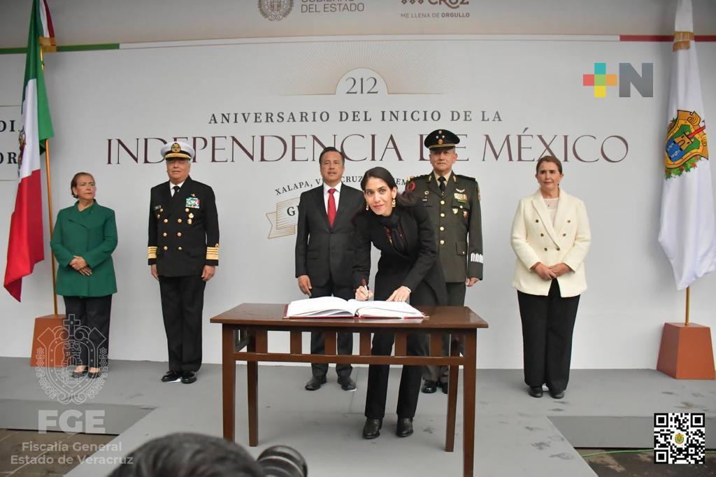 Monta guardia de honor en memoria a Miguel Hidalgo y Costilla, la Fiscal General
