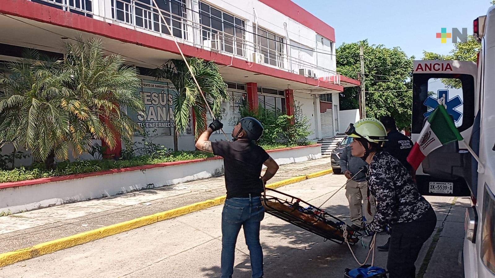 Realizan especialistas y voluntarios, simulacro de rescate en alturas en Coatza