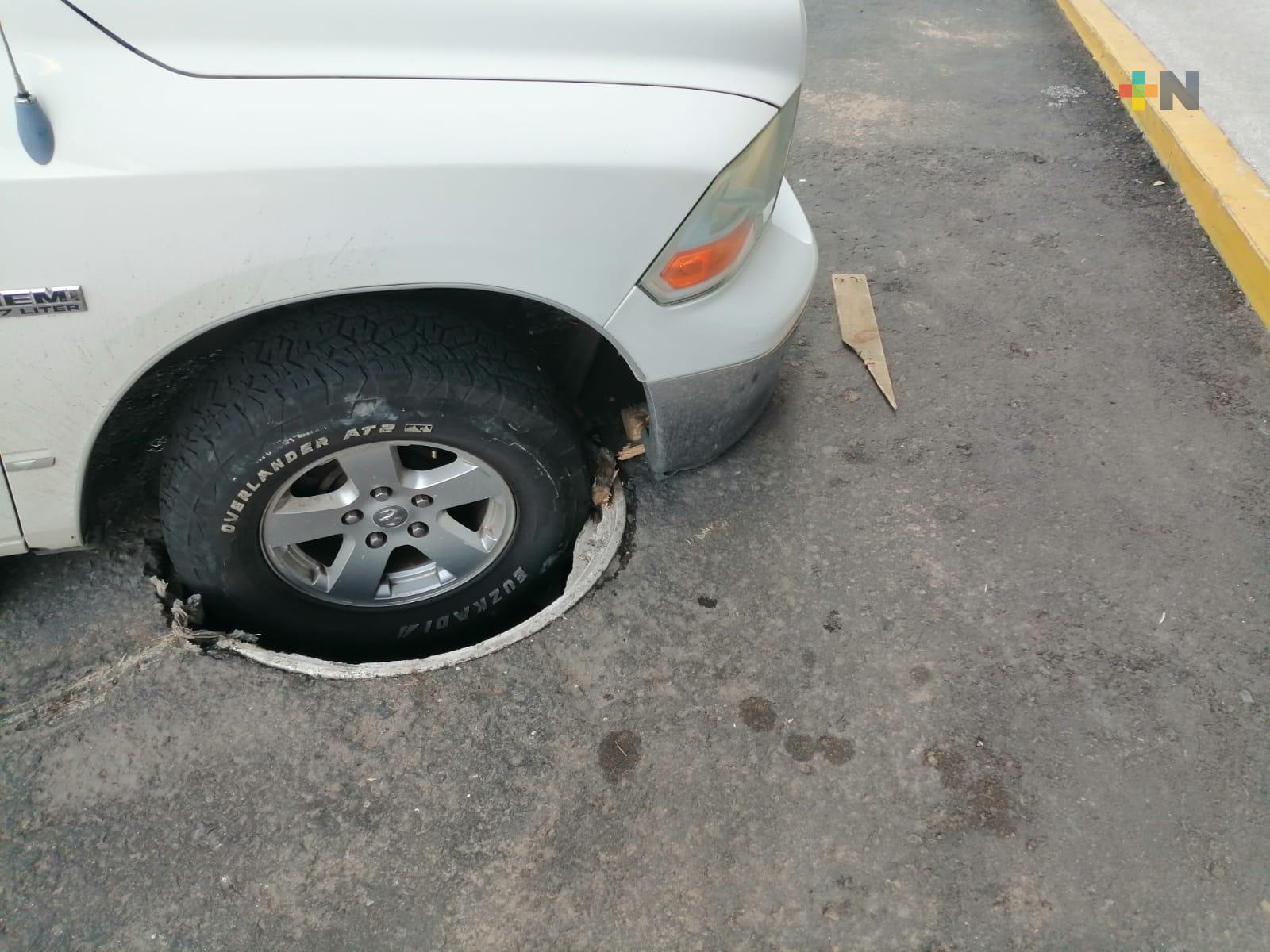 Cae camioneta en registro de la CFE