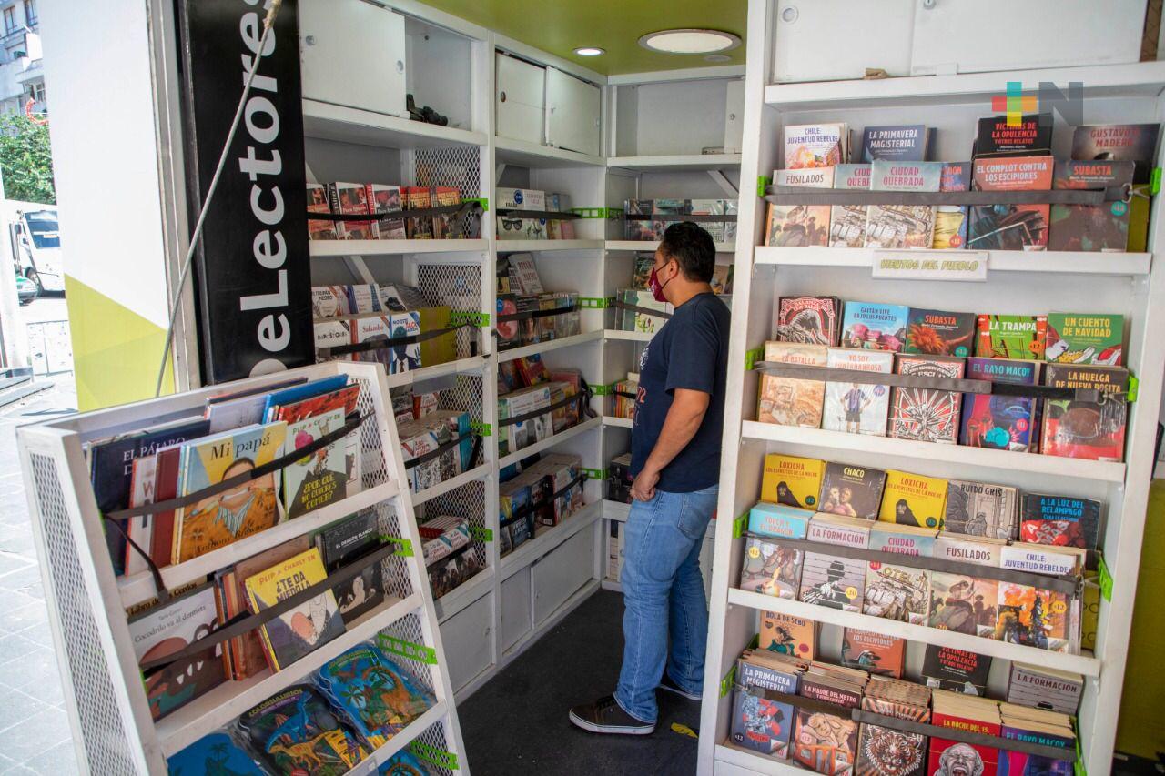 Llega Librobús a Xalapa con mil 500 títulos, para todo público