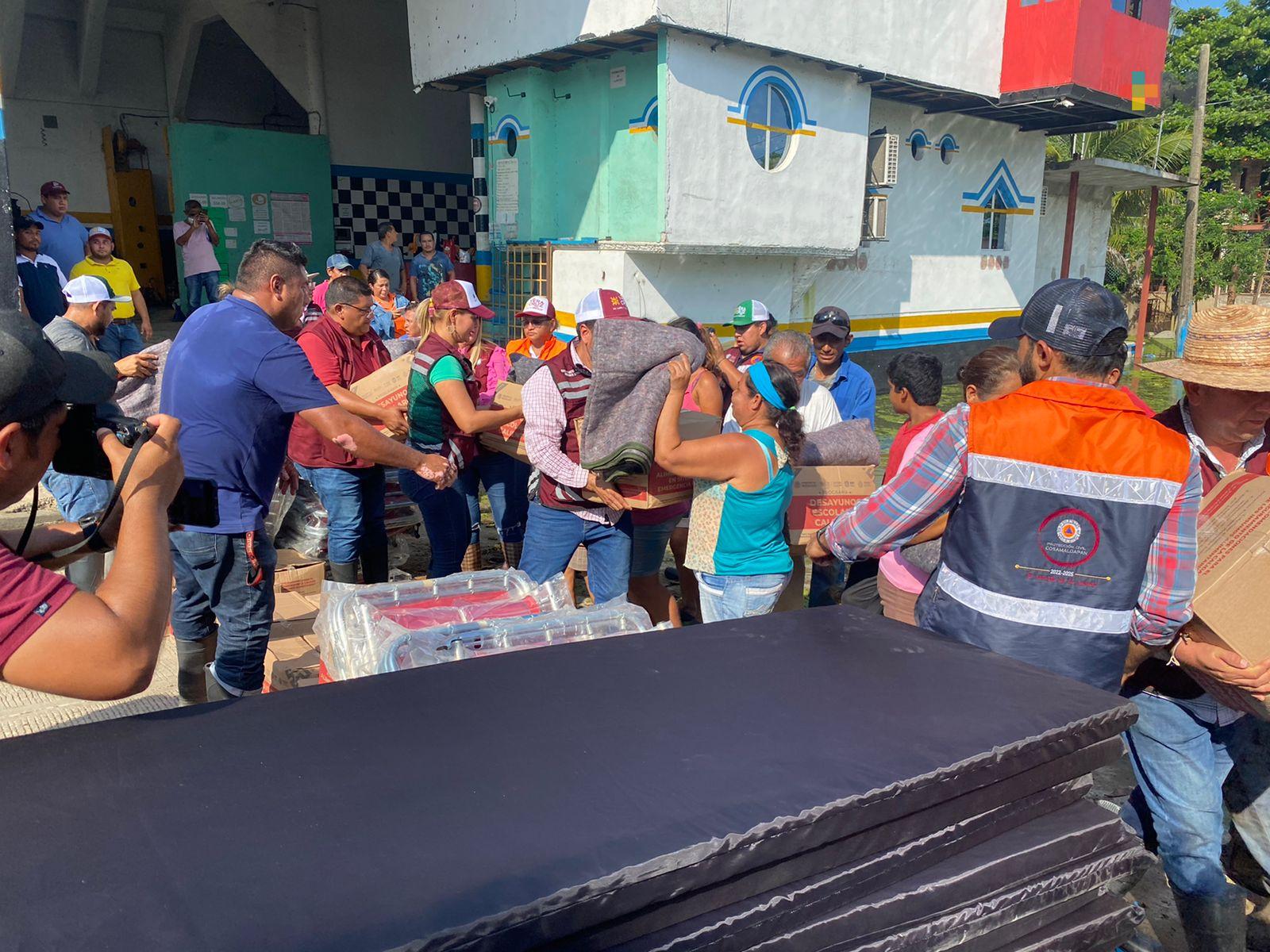 Entrega DIF estatal ayuda a damnificados de la Cuenca del Papaloapan