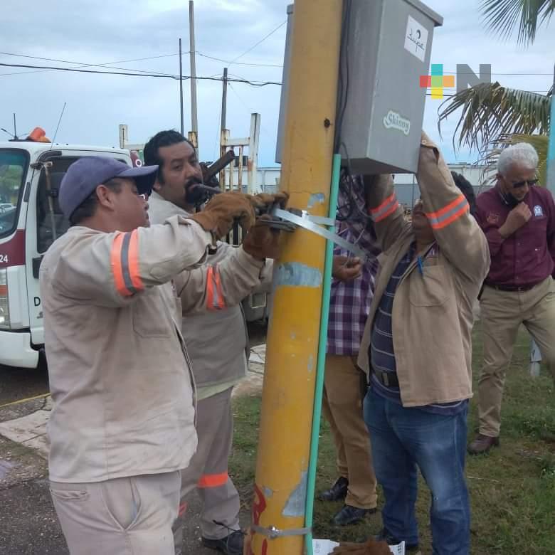 Reparan semáforos, trabajadores del ayuntamiento de Coatza