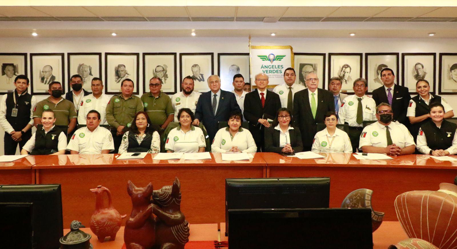 Reciben Ángeles Verdes reconocimientos por 62 años de servicio