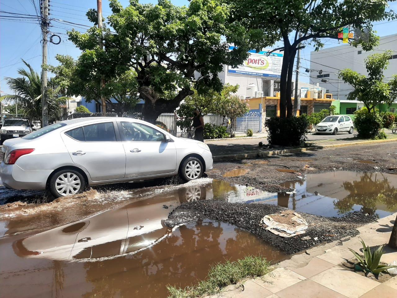 Hundimientos dificultan tránsito de automóviles y peatones