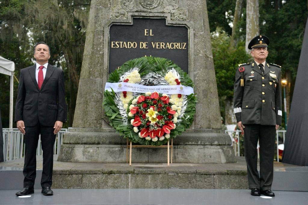 “Libertad, soberanía y democracia”, expresó Cuitláhuac García en libro tras montar guardia de honor