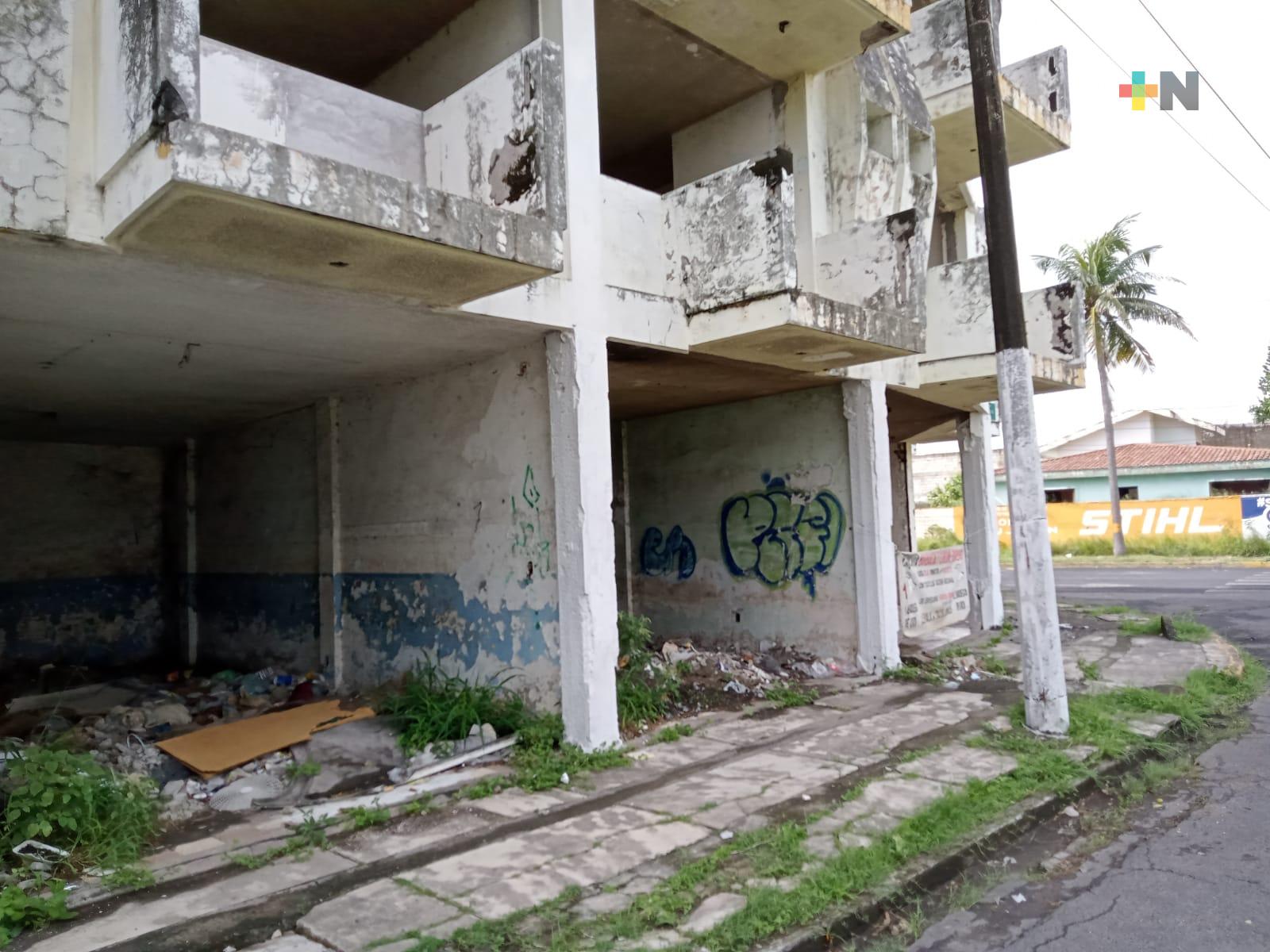 Edificio abandonado en fraccionamiento Floresta genera preocupación a vecinos