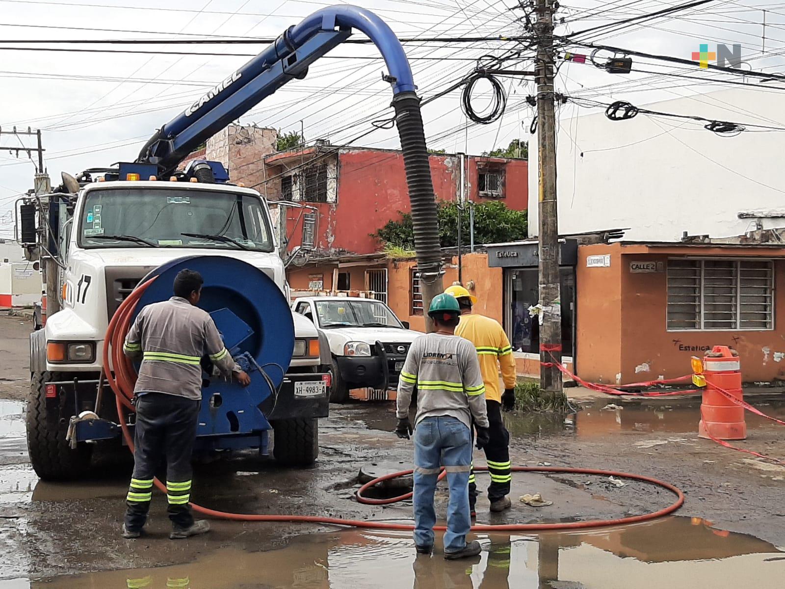 Desazolvan calles de colonia Nueva Era en Boca del Río tras 50 años de inundaciones