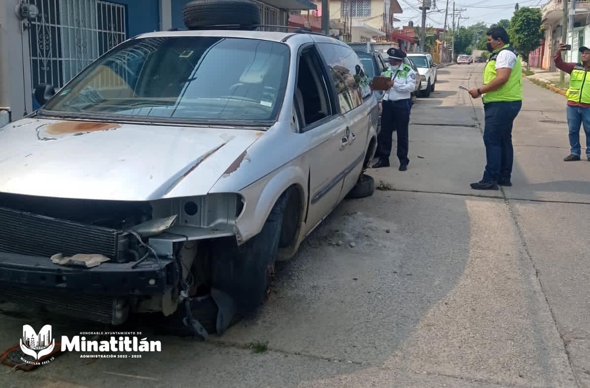 Intensifican operativo para retirar autos macetas en Minatitlán