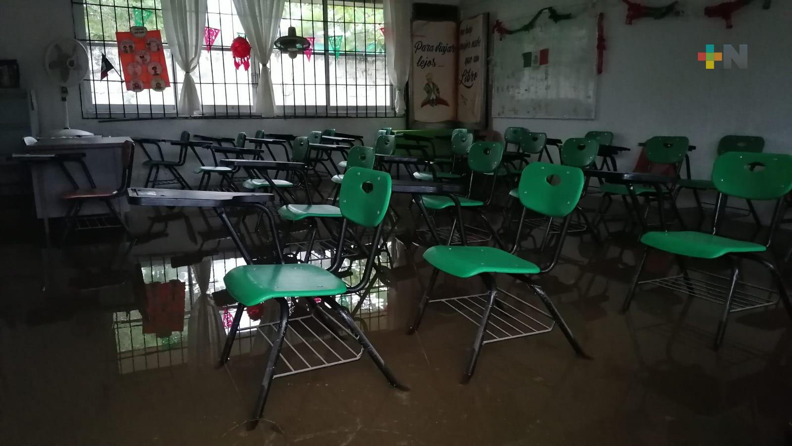 Suspenden clases varias escuelas por fuertes lluvias en Coatzacoalcos