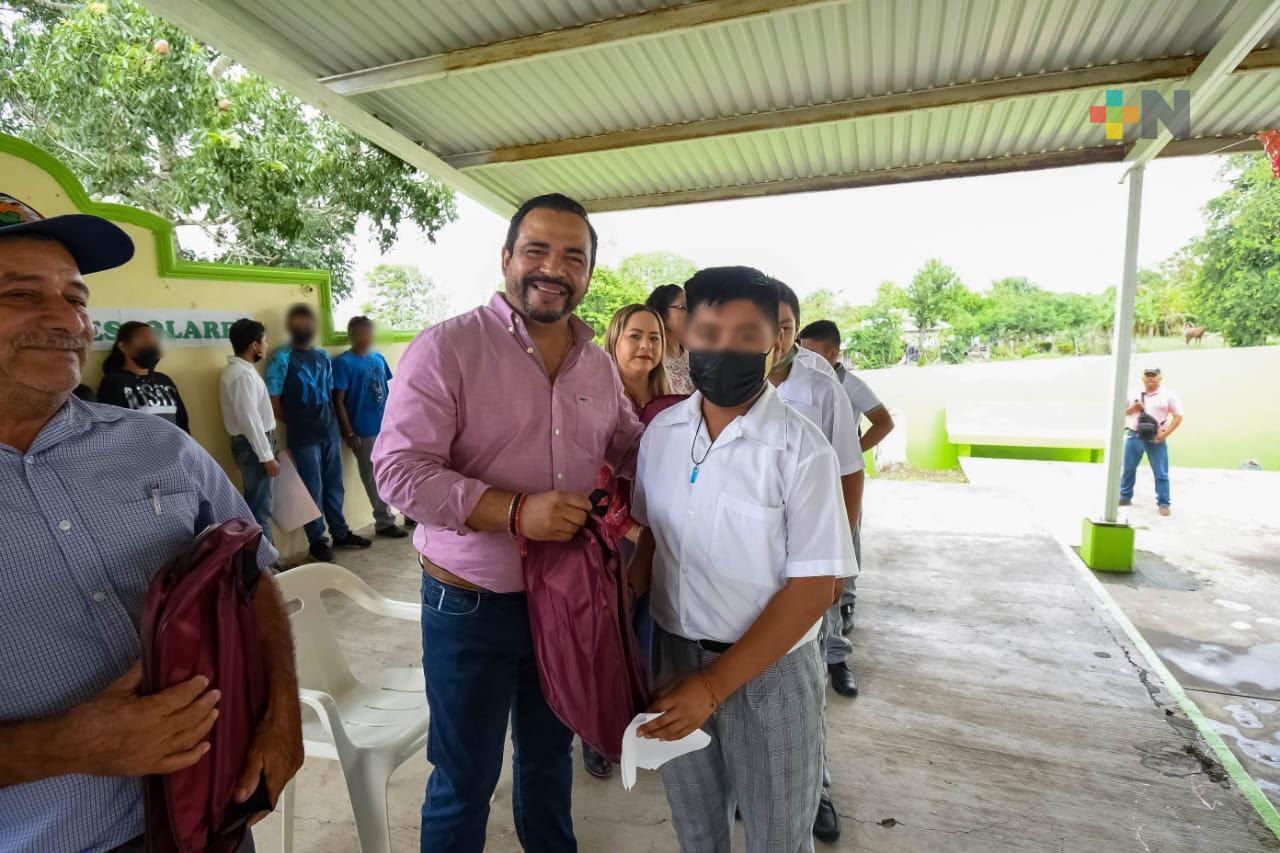 Entregan útiles escolares en municipio de El Higo, Veracruz