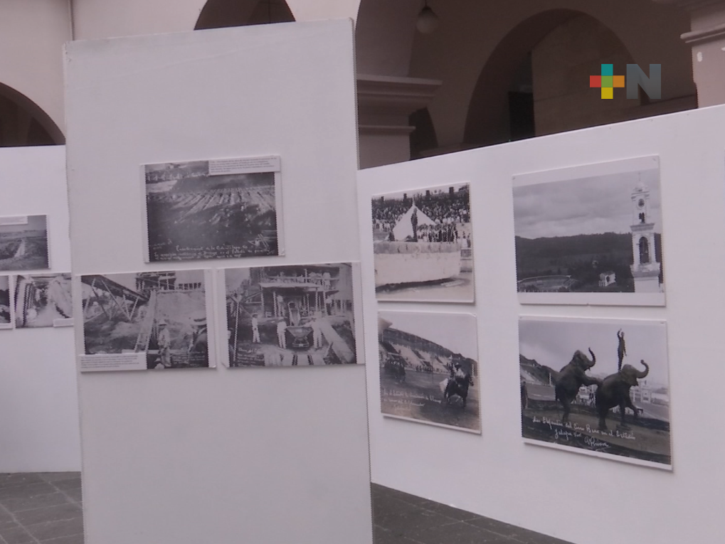 Inauguran muestra fotográfica del estadio xalapeño en palacio municipal