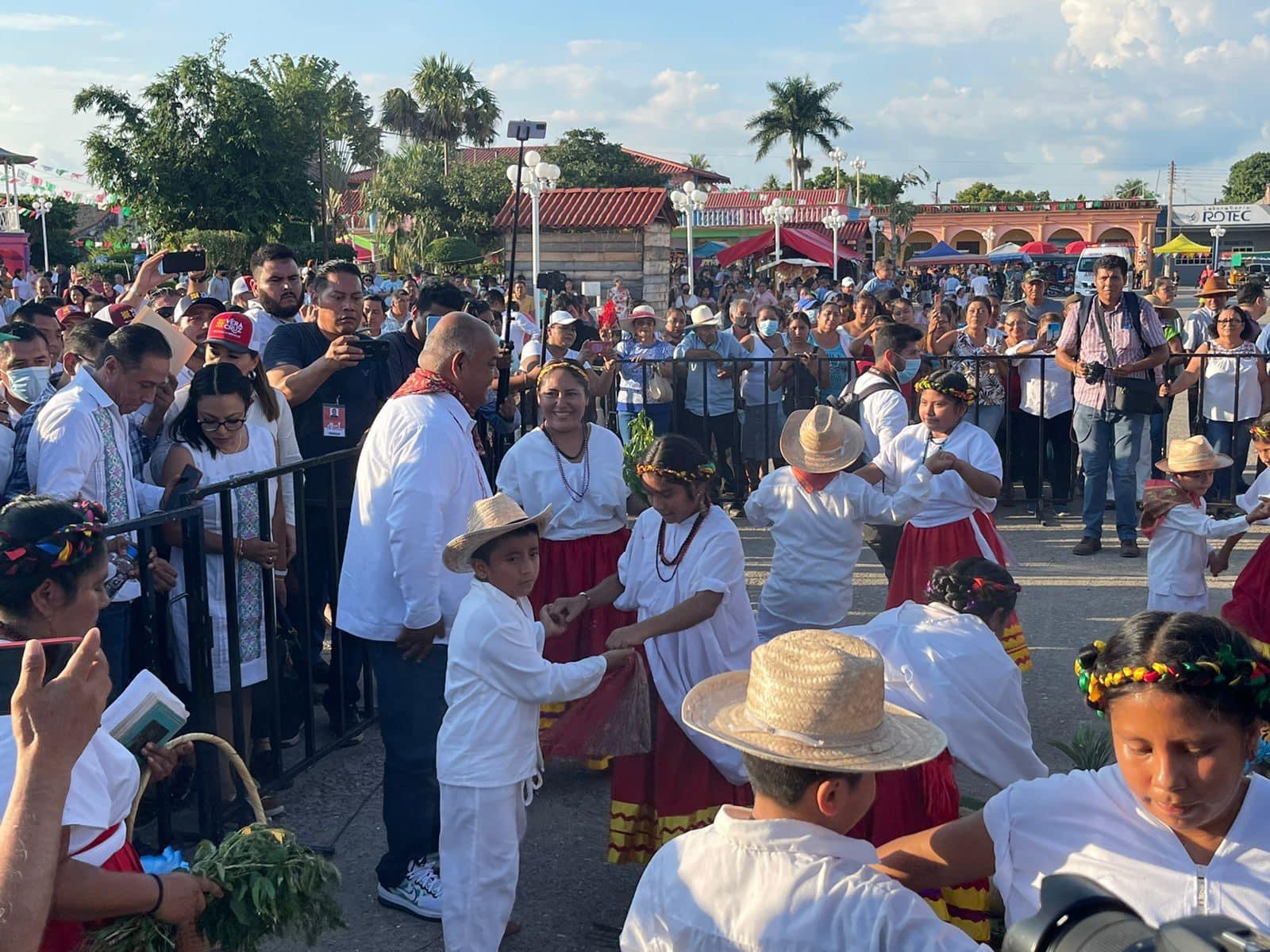 Participan 70 municipios en espectacular desfile de trajes típicos en Otatitlán