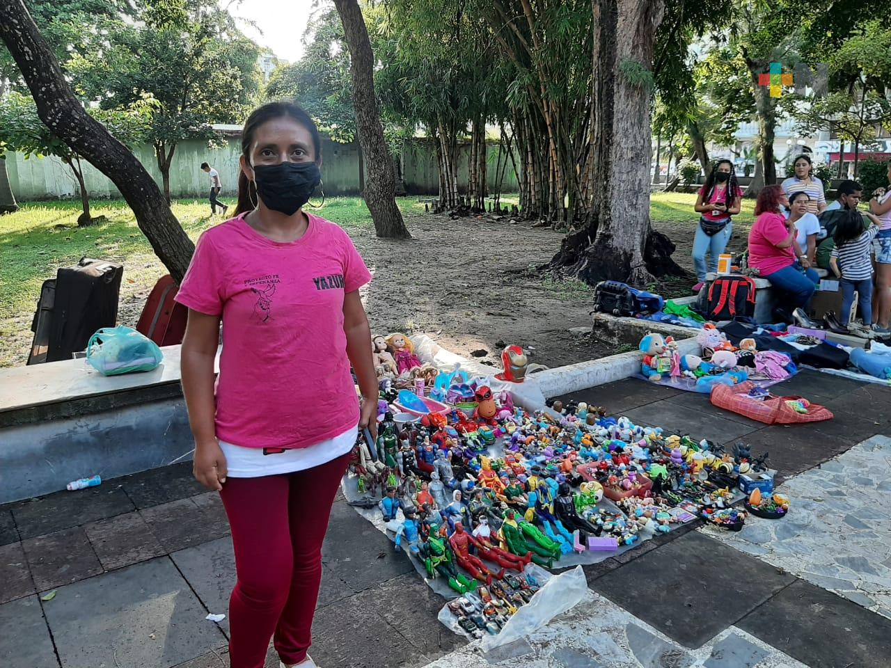 Personas sin empleo comercializan artículos de segunda mano en Parque Zamora