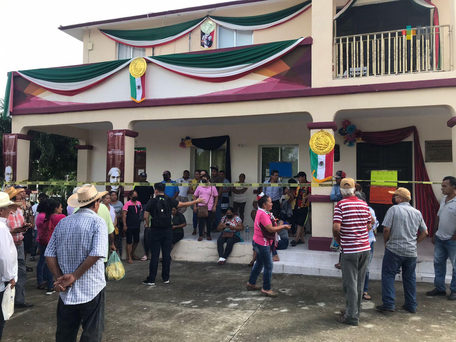 Ciudadanos toman palacio municipal  Manlio Fabio Altamirano