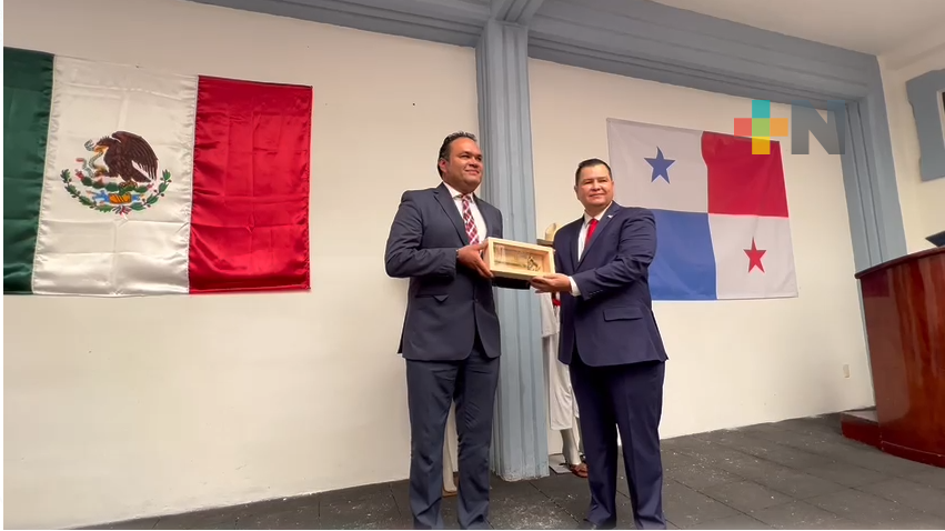Recibe cónsul de Panamá llaves de la ciudad de Altotonga