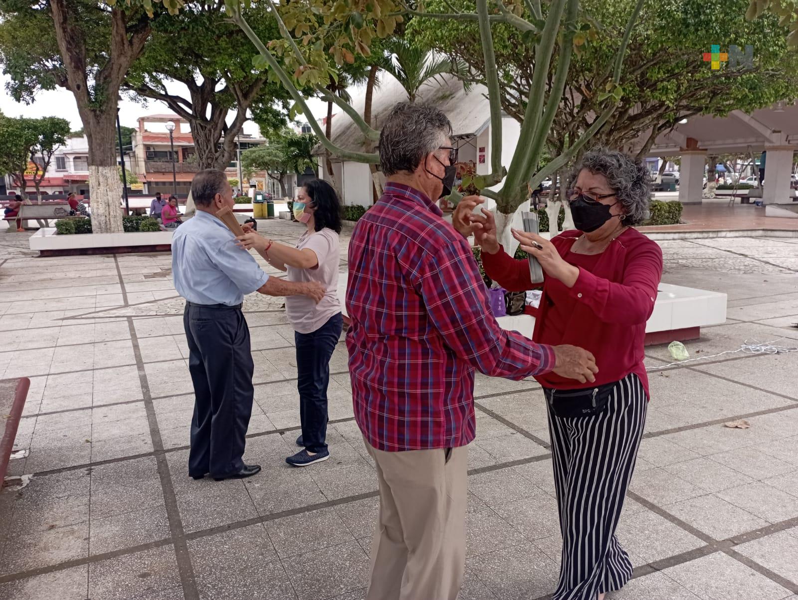 Adultos mayores de Coatzacoalcos retoman práctica del danzón al aire libre