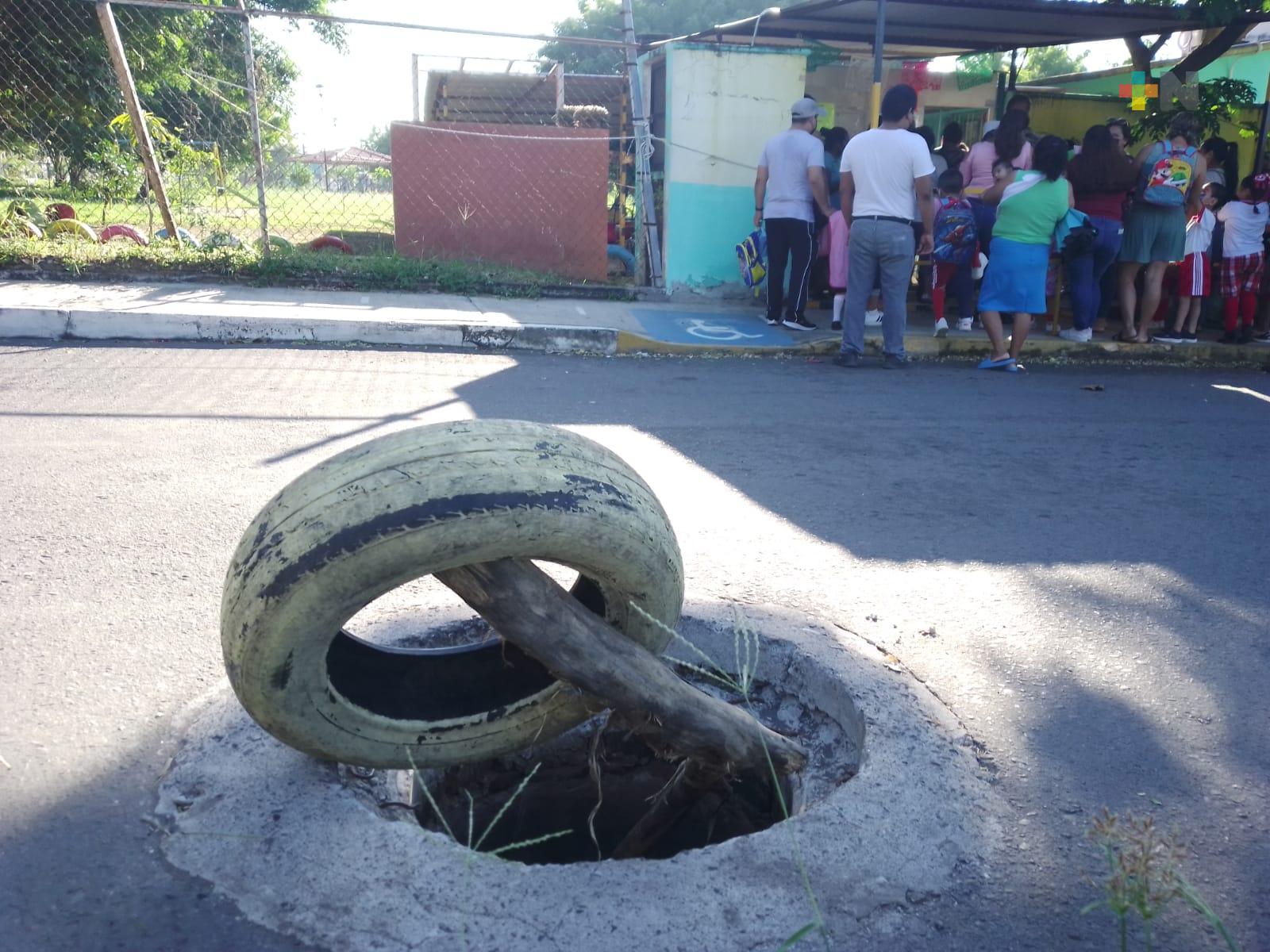 Piden se repare registro sin tapa frente a jardín de niños en avenida El Coyol; se volvió a romper