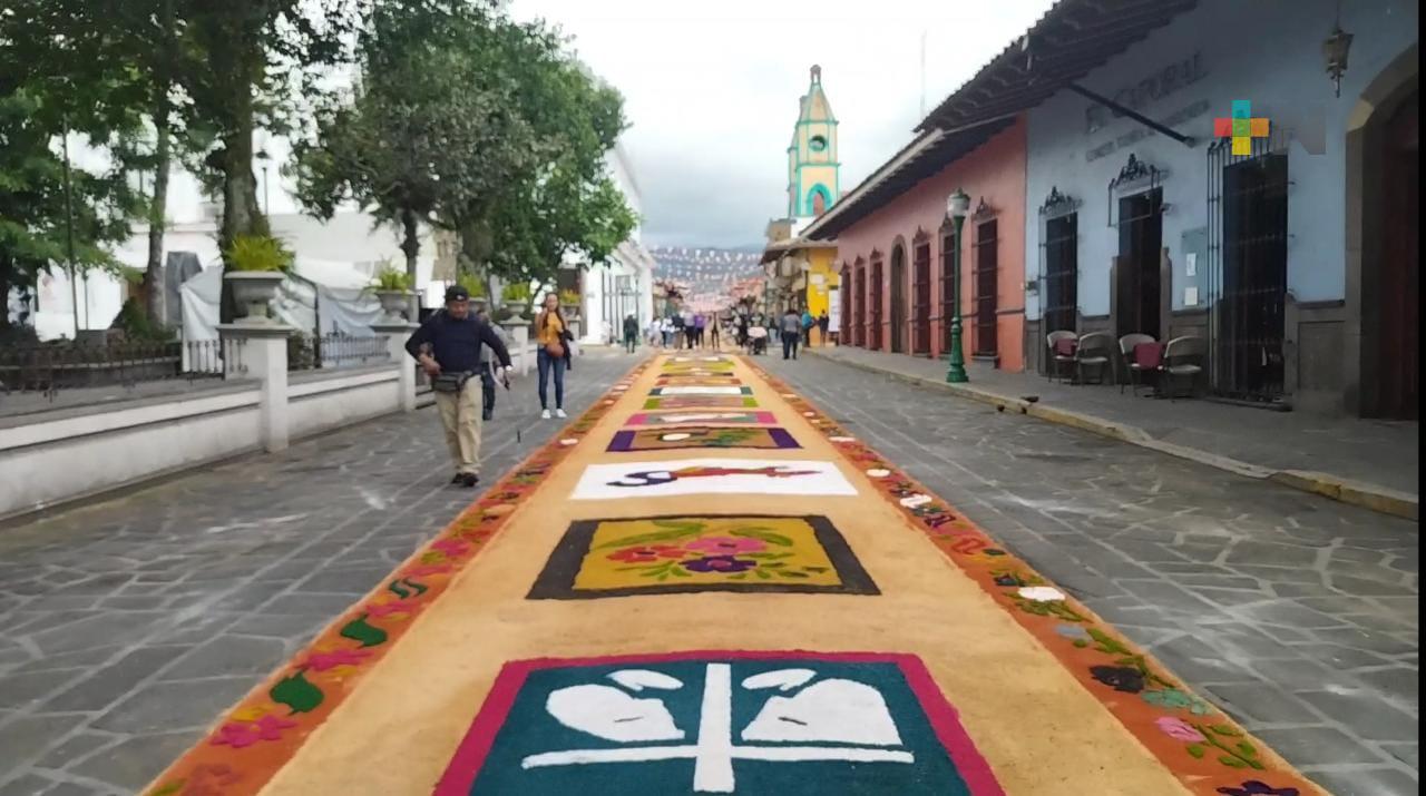Realizan coatepecanos, tapetes de aserrín en honor a San Jerónimo