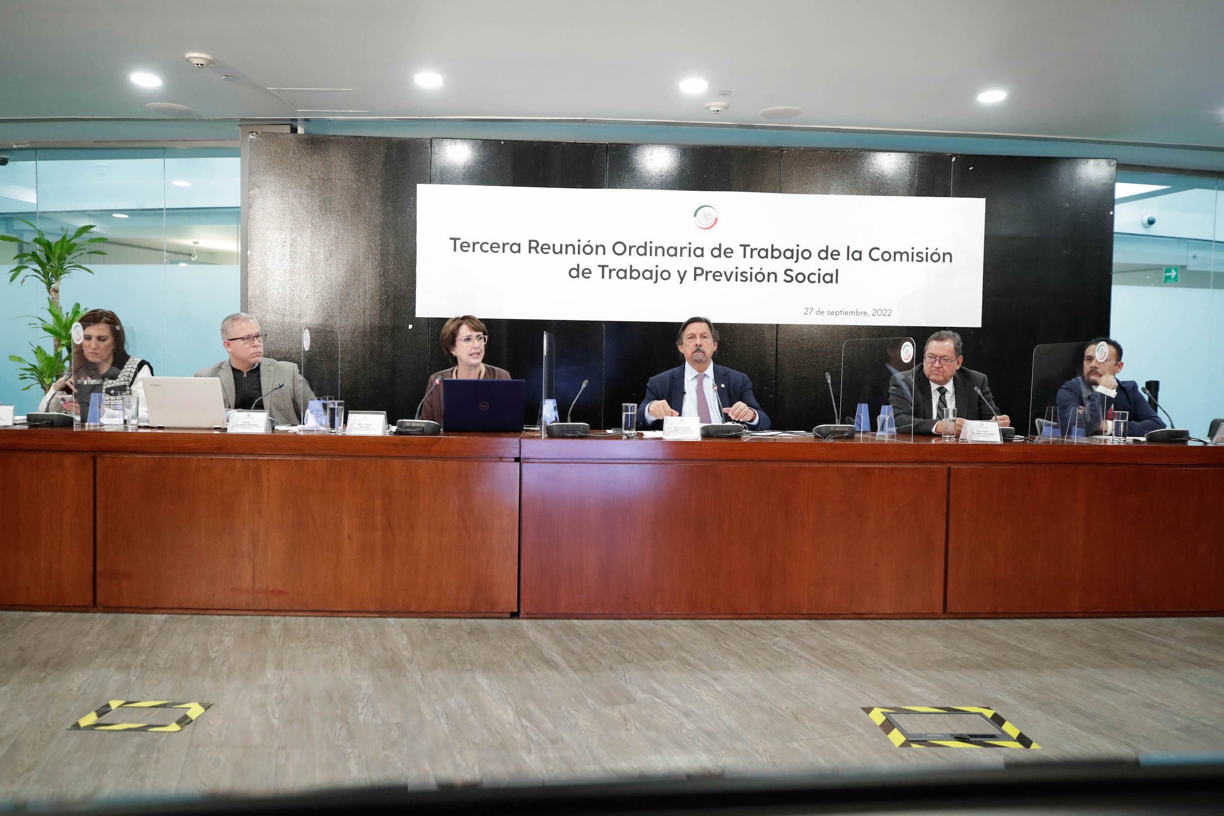 Avala Senado proyecto para ampliar vacaciones pagadas a partir del primer año laboral