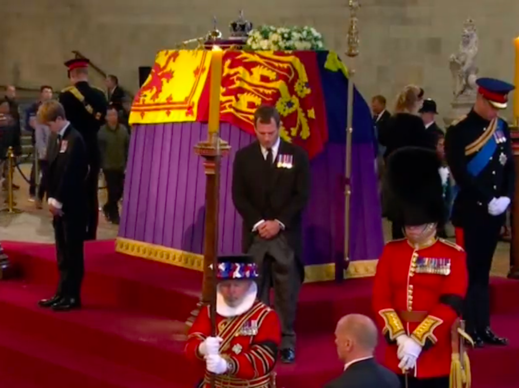 Nietos de la Reina Isabel II hacen vigilia junto a su ataud