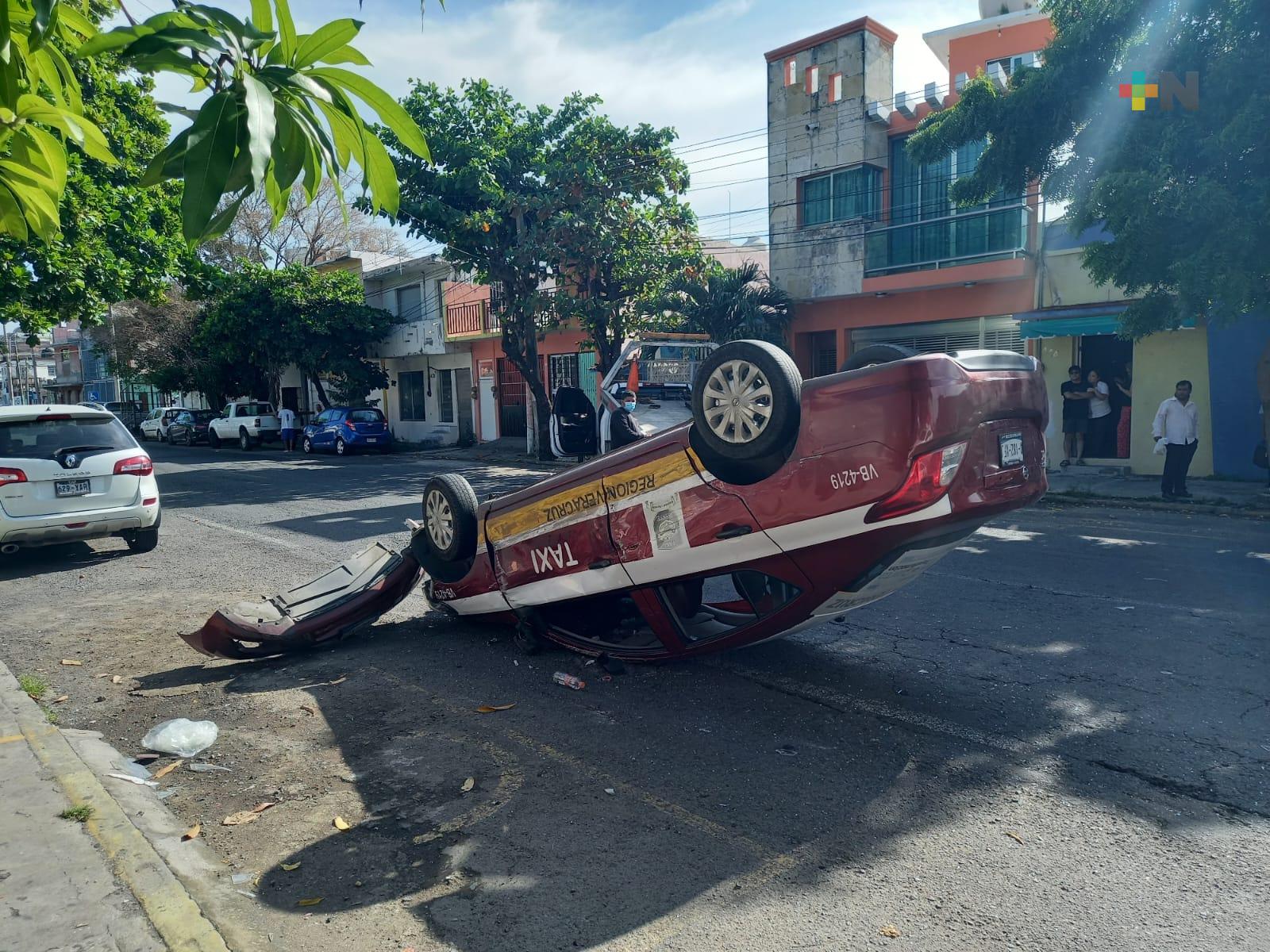 Taxi volcó en colonia Zaragoza de Veracruz, no hubo lesionados