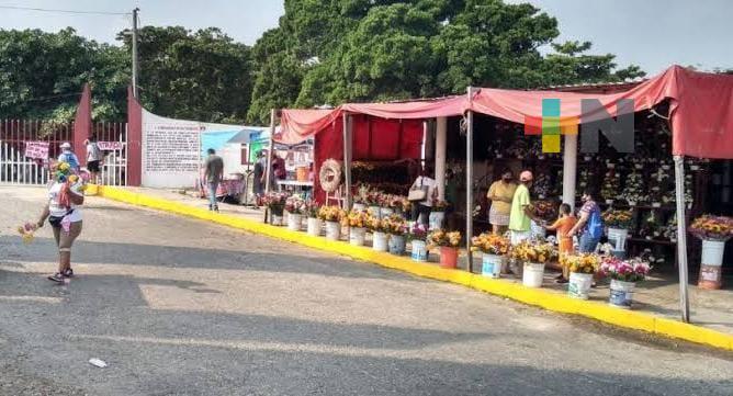 Expedirán permisos de venta en panteones de Coatza