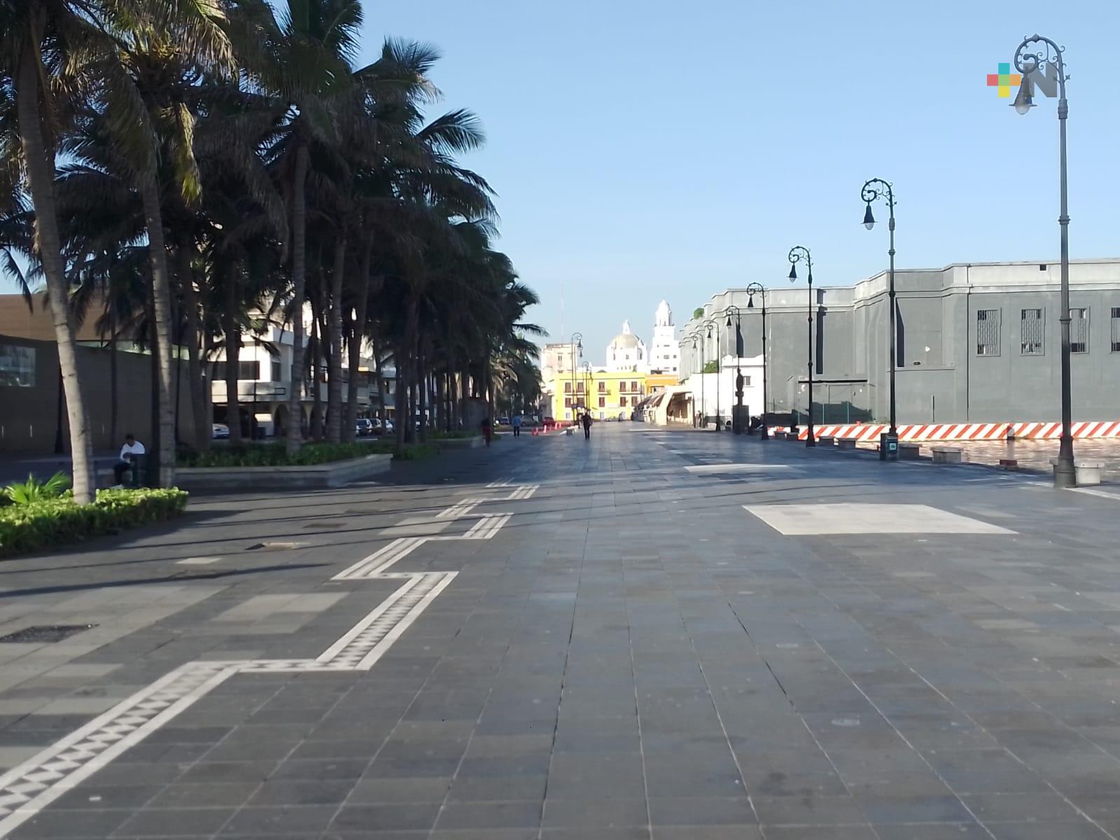 Por desfile retiran a vendedores ambulantes del malecón de Veracruz