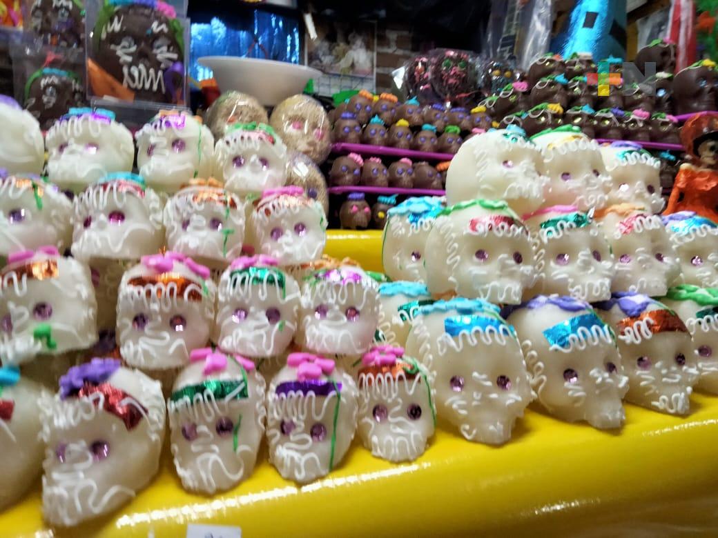 En mercados xalapeños se puede encontrar todo lo necesario para la ofrenda